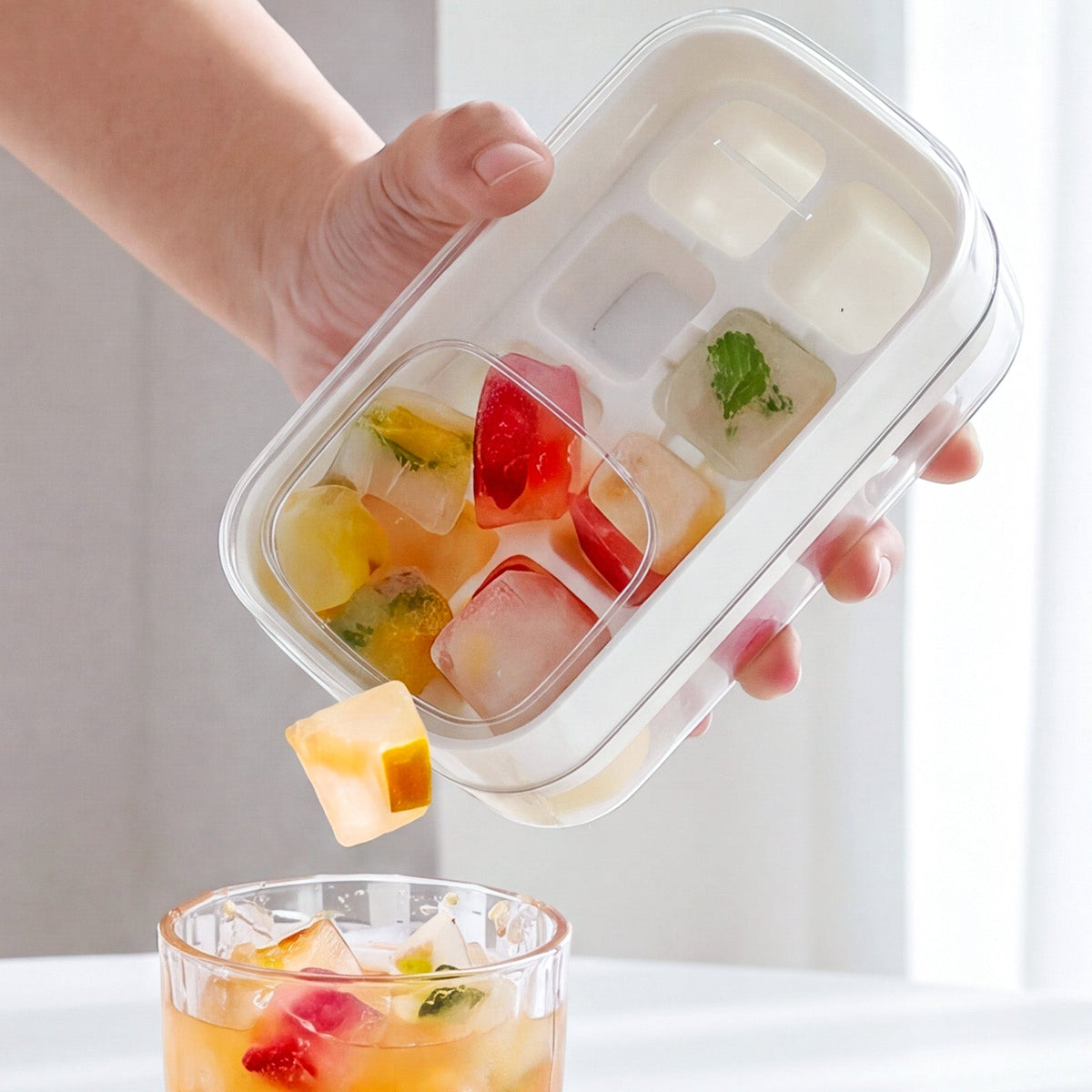 氷を取り出すストレスを解決。ワンプッシュで簡単に楽しめる新しいアイストレー