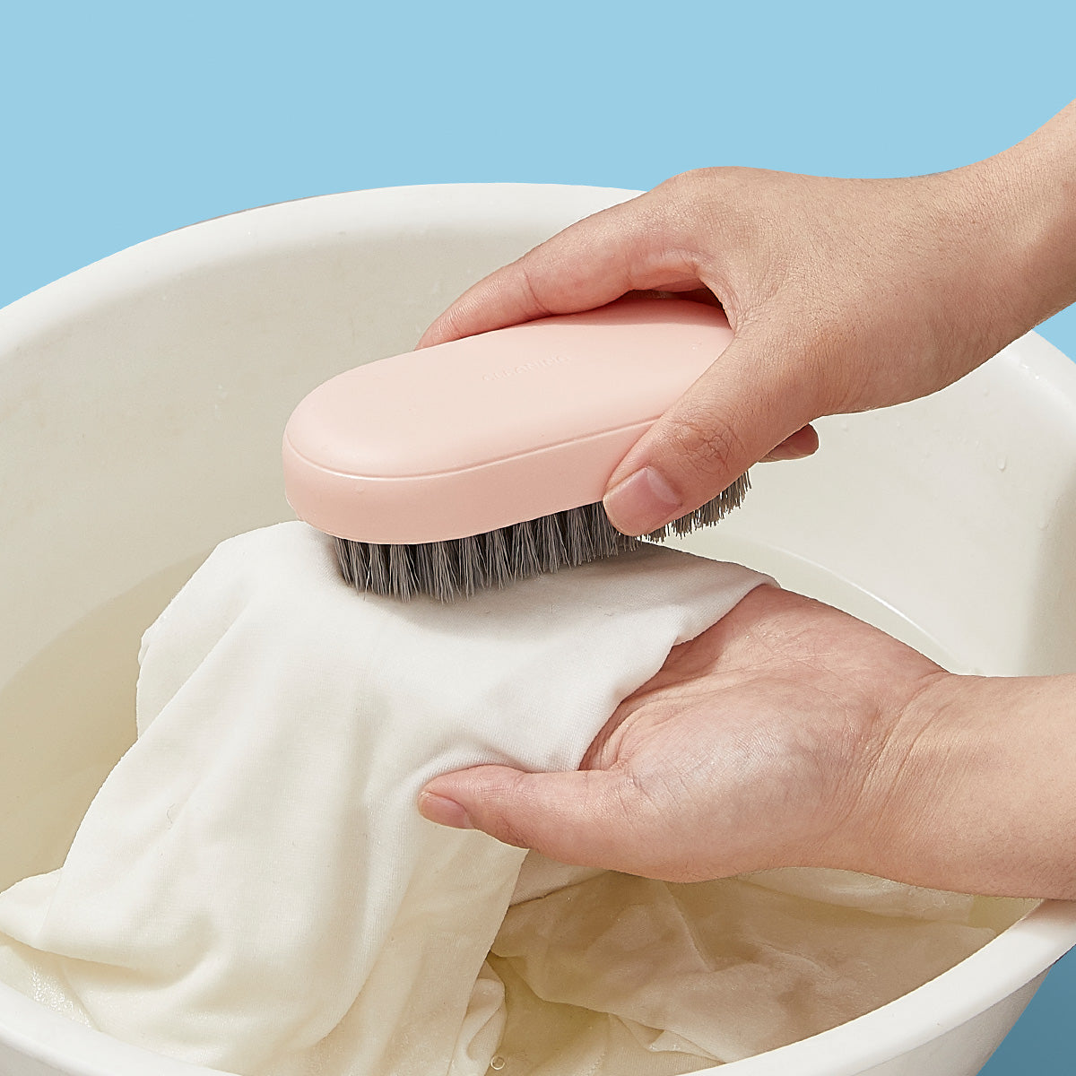 衣類の部分洗いに最適なコンパクトブラシ
